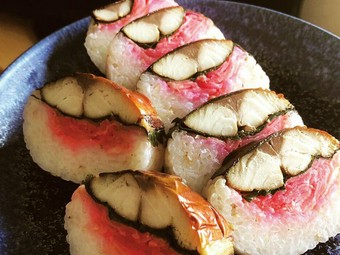 見た瞬間に「おいしそう」の声が上がる『絶品　鯖スモークの棒寿司（要予約）』