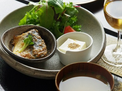 １ドリンク付きの栄養バランス満点、選べる夜の定食！