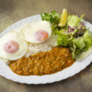 ダールカレーと目玉焼きは相性抜群！
たっぷりレモンを搾ることにより、野菜+ビタミンCまで採れる「さっぱり＆ヘルシー」な料理。