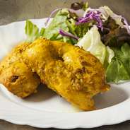 ブランド国産鶏「さくらどり」もも肉をスパイスとヨーグルトで漬け込んだ骨なしタンドリチキン。