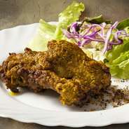 厳選ポークをスパイスとヨーグルトに漬け込み、タンドール窯で串焼きにした炭焼き料理。