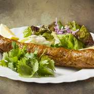 自家挽き「さくらどり」もも肉を特製スパイスで味付けし、串焼きにした炭焼き料理。