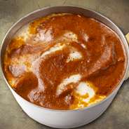 フレッシュトマトをふんだんに使った、カルダモン香るインド料理定番カレー。