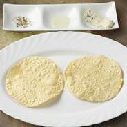 ゴルゴンゾーラ好き必食！
ゴルゴンゾーラピカンテとパパド（インドの豆せんべい）。