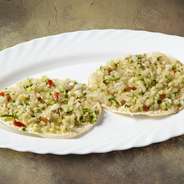 パリッとした食感が癖になる！
パパド（インドの豆せんべい）にたっぷりの野菜。