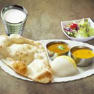 &diams; カレー1種+ダール(豆カレー)
&diams; ナン/ライス/ハーフ＆ハーフ
&diams;本日のサラダ
&diams; ドリンクセット+350円
※写真はドリンク付き