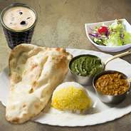 &diams; カレー2種（ダール以外）
&diams; ナン/ライス/ハーフ＆ハーフ
&diams;本日のサラダ
&diams; ドリンクセット+350円
※写真はドリンク付き