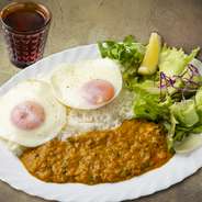 ダールカレーと目玉焼きは相性抜群！
たっぷりのレモンを搾ることにより、ビタミンCまで採れる「さっぱり＆ヘルシー」な料理。