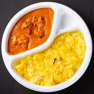 【インド料理定番】
トマト、カシュナッツ、バター、生クリーム、さくらどりもも（青森県産）のあまくちカレー。