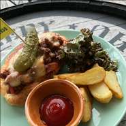 サラダとポテトとセット　辛いもの好きな人にはスパイシープラスいたします！徳島県のパン屋さん【ファミーユマルイ】さんでこだわって作ってもらっているパン！
サイズ {R}￥980{XL}￥1200