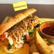 サラダとポテトとセット　　自家製ガーリックソースをかけて仕上げております。徳島県のパン屋さん【ファミーユ　マルイ】さんでこだわってパンを使用
サイズ {R}￥980 {XL}￥1200