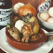 手羽元の酢醤油煮込み 煮込み汁までぺろっと飲み干せちゃう味付け
オツマミにはもちろん、
フィリピンスタイルでご飯にお汁ごとかけて食べるのが店長おすすめ