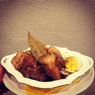 フィリピン豚の角煮
豚ばら肉の酢醤油煮込み
どんぶりスタイルで食べるのもおすすめ。