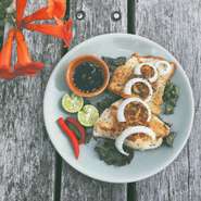 300gのスズキのグリルとウエッジポテト（写真には写っておりません）の一皿 おつまみ、おかずにOK!
揚げないヘルシーな調理法で仕上げたお魚をこだわりのフィリピンで食べられるポン酢につけてお召し上がりください