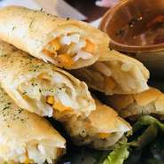 自家製の味付け酢につけて食べるベジタブル揚げ春巻き おかずにも、おやつにも、おつまみにもOK
パリパリ揚げたての皮とシャキシャキもやしの食感を楽しんでいただけます。