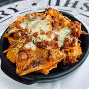 【FULL ￥780 HALF ￥590 】
コーンチップスに自家製タコミンチ＆とろとろチーズをのせました！！辛く食べたい人はタバスコをかけるとオススメですよ