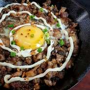 Pigs head & liver seasoned w/ calamansi & chili　
豚モツの鉄板炒め！！フィリピンの飲み会では絶対に欠かせないメニュー！！