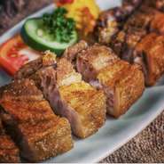 【Full (250g) ￥1800 Half (125g) ￥980】フィリピンスタイル皮付き豚バラ肉の丸ごと唐揚げ　特製ソースをつけてお召し上がれ！
