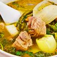 タマリンドを用いた酸味のあるポトフ。フィリピン料理を代表する料理の一つです。何だろう！？と思ったら一度料理名を調べて興味をもっていただきたい一品（店長の一言）前日までのご予約のみ承っております。