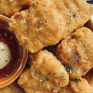 外カリカリ、中はジューシーナゲット！
味わってハンサムを感じていただけると嬉しいです。
（自家製チリマヨソースでお召し上がりください）