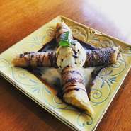 バナナとジャックフルーツの黒糖揚げ春巻き　バニラアイス付き
温か冷たスィーツ
ジャックフルーツとは。。。桃とマンゴーを足して割ったようなフルーツ！！