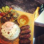 フィリピンの甘辛粗挽きソーセージ&ガーリックライス&目玉焼 お腹も気持ちも満たされる一品
ロンガニーサ☞フィリピンスタイルソーセージ
シナンアグ☞ガーリックライス
イットログ☞目玉焼き
頭文字をとった名前