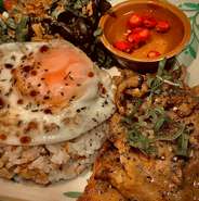 フィリピンの豚照り焼き&ガーリックライス&目玉焼 　お腹も気持ちも満たされる一品
トッシーノ☞フィリピンスタイル豚の照り焼き
シナンアグ☞ガーリックライス
イットログ☞目玉焼き
頭文字をとった名前