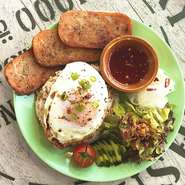 フィリピンのスパム(maling)&ガーリックライス&目玉焼 　お腹も気持ちも満たされる一品
スパム☞フィリピンのスパムを使用
シナンアグ☞ガーリックライス
イットログ☞目玉焼き
頭文字をとった名前