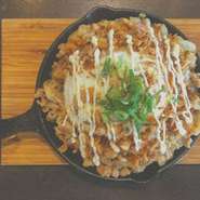 ボリューム満点　目玉焼きがのった豚モツの鉄板炒め丼
思った以上にボリューミーでやみつき