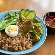 【お持ち帰りデリ・とくしまさんのYouTubeにも取り上げられました！】豚のあらびき肉と通常のひき肉ミックス甘辛煮込み丼いろんな部位を使っているので、食感を楽しんでいただける一品。自家製のお酢で味変もOK