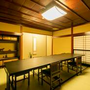 お祝い会席では祝宴にふさわしい盛り付けにも配慮されています。大切な時間を華やかに彩るのは、素材選びから味付けまで一切の妥協なく完成される料理。成長を願う「お食い初め膳」や子供用料理も用意してくれます。