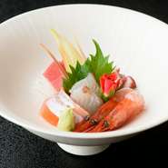 日本海の荒波で育てられた天然魚は、身の締りも良く味も濃厚。鯛やマグロ、ブリ、甘エビといった、移り行く季節感を大切にした旬魚の中から日々選りすぐられています。