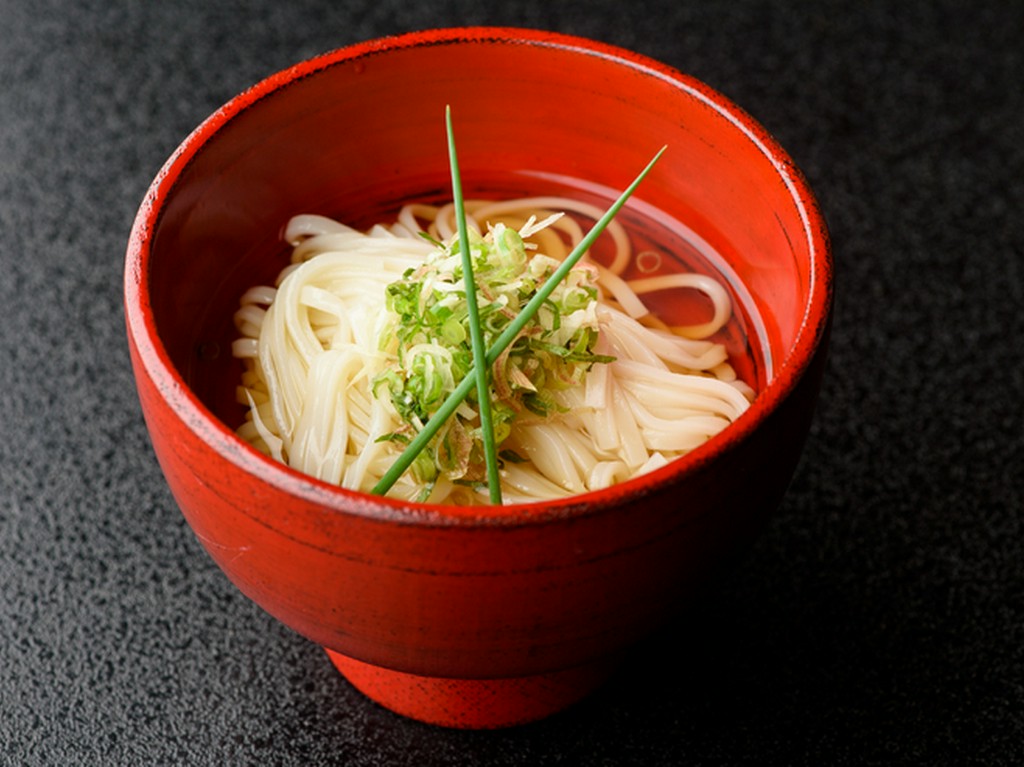 しっかりとした食感と共に奥深い味わいを感じられる『食事～冷小松うどん』