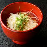 かつお節や昆布、ふぐの中骨・干しのど黒・干し子鯛・天然鮎・天然いわななど、さまざまな素材でだしを引いています。麺は製麺所で冷に合うよう特別に配合したもの。コシの強さがあり、だしの旨みと絶妙に合います。