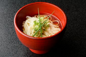 しっかりとした食感と共に奥深い味わいを感じられる『食事～冷小松うどん』