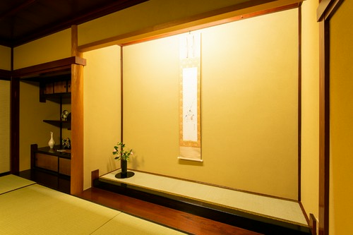 掛け軸や花器にも添えられる女将の細やかな心遣い