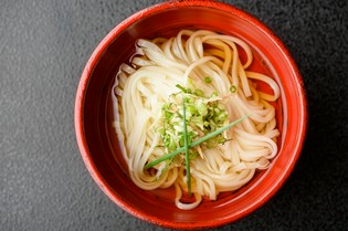 一年を通しコースの食事を担う『食事～冷小松うどん』