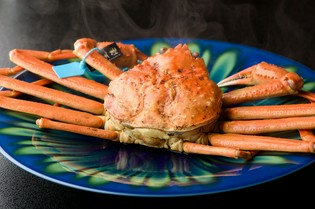 捌き立て、出来立てを味わえる活「加能カニ（ずわいかに）」
