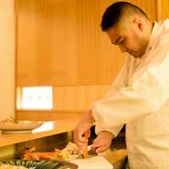 料理の礎となる食材選びは入念に行い、旬を逃さず入手されているそうです。吟味した素材そのものの旨みをしっかり引き出すことがおいしさへの第一歩。食事を通し訪れた人が喜ぶ様子を糧に日々腕を振るわれています。