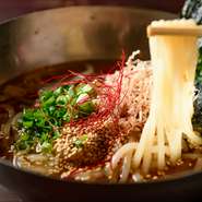 盛岡冷麺に惚れ込み、実際に盛岡まで何度も足を運び研究開発した、自慢の冷麺。抜群にコシのある麺と、九州に馴染みのあるあごだしをベースにしたスープが特徴です。