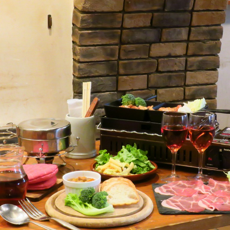 気分はグランピング！瞬間燻製やCAMPスタイルの各種料理で