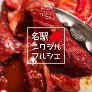 「発酵鶏もも焼き」「発酵豚ロース焼き」「発酵牛カルビ焼き」「発酵牛ハラミ焼き」を漬け込みの旨さ