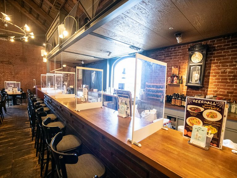 一人でビールを飲みたい方は、カウンター席へどうぞ