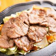 ラム肉のおいしさを引き出すように調理された『ジンギスカン』。【函館ビヤホール】では、適度な弾力と脂がのった「ラム肩ロース」が使われています。たっぷりの野菜と共に、ラム肉の旨みを堪能。