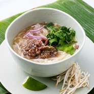 ベトナムの国民食！牛テールで濃厚なスープに仕上げた米粉の汁そば。