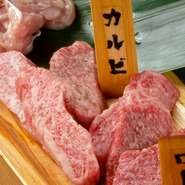 創業当時から変わらず毎週伊万里まで直接買い付けに行くことで、目を鍛え、選び抜いた肉を手軽な価格で提供し続けています。