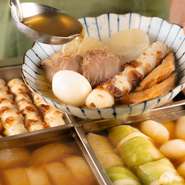 大根、卵、玉こんにゃくなどの定番や、柔らか茹でタンや焼き鳥おでん、ロールキャベツ、焼売など、変わり種も！さらにおでんの出汁を活かした海鮮茶漬け・うどんなど〆のメニューも充実♪