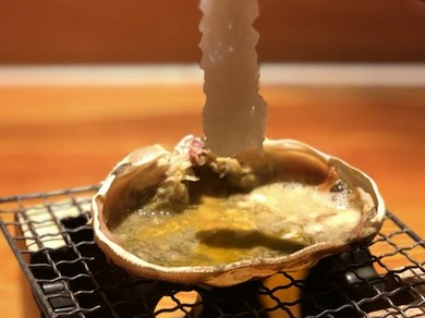 カニコースの一品。ズワイガニの刺身をかに味噌のしゃぶしゃぶで