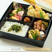 レンブラントホテル大分 日本料理「富貴野」では、テイクアウト用の和食弁当をご準備致しております。朝一番にひいた風味豊かな出汁が香るお吸い物付きのお弁当は、様々なシーンでご利用いただけます。