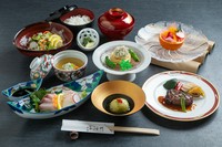富貴野ランチ人気No.1！「天婦羅」「お造り」「フィレステーキ」の豪華メイン3品付き。さらにデザートまで付いた大満足なメニューです。ホテル最上階の解放感ある空間とともにお楽しみ下さい。